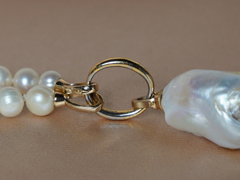 detail uzáveru bižutérny kov